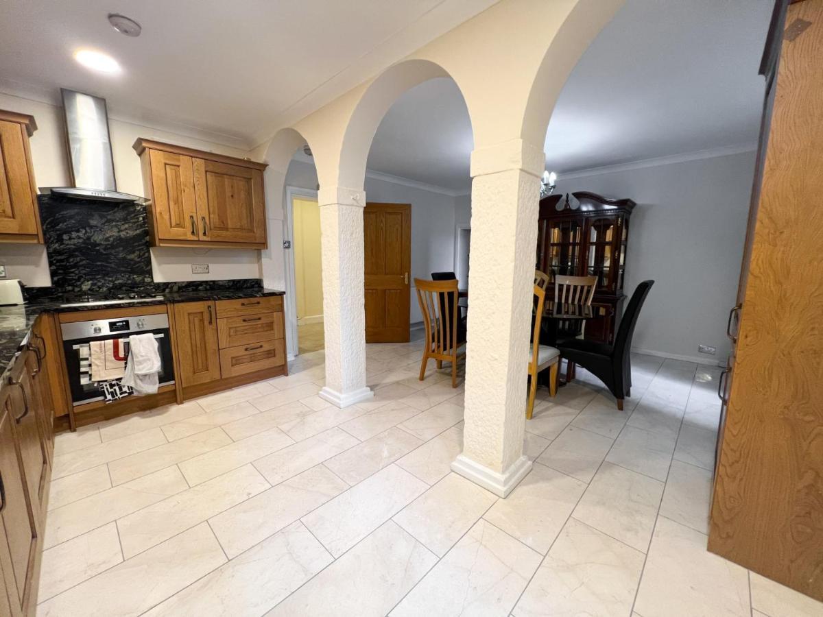 Spacious Flat Sleeps 8 Near Princes Street — Photos 1